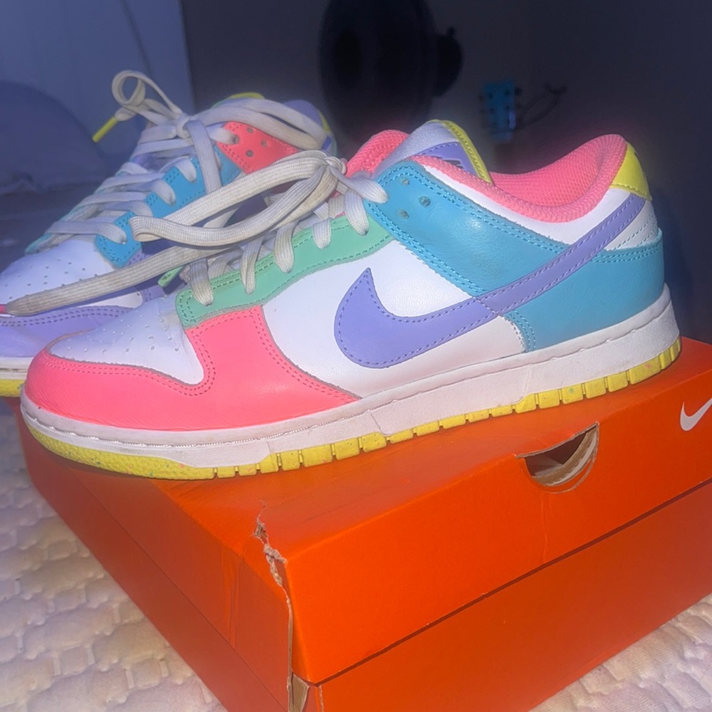 Very lightly used Nike dunk lows.